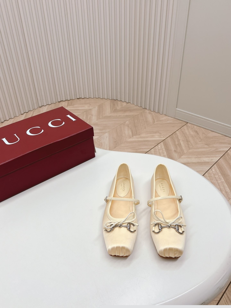 G*u*i flat shoes